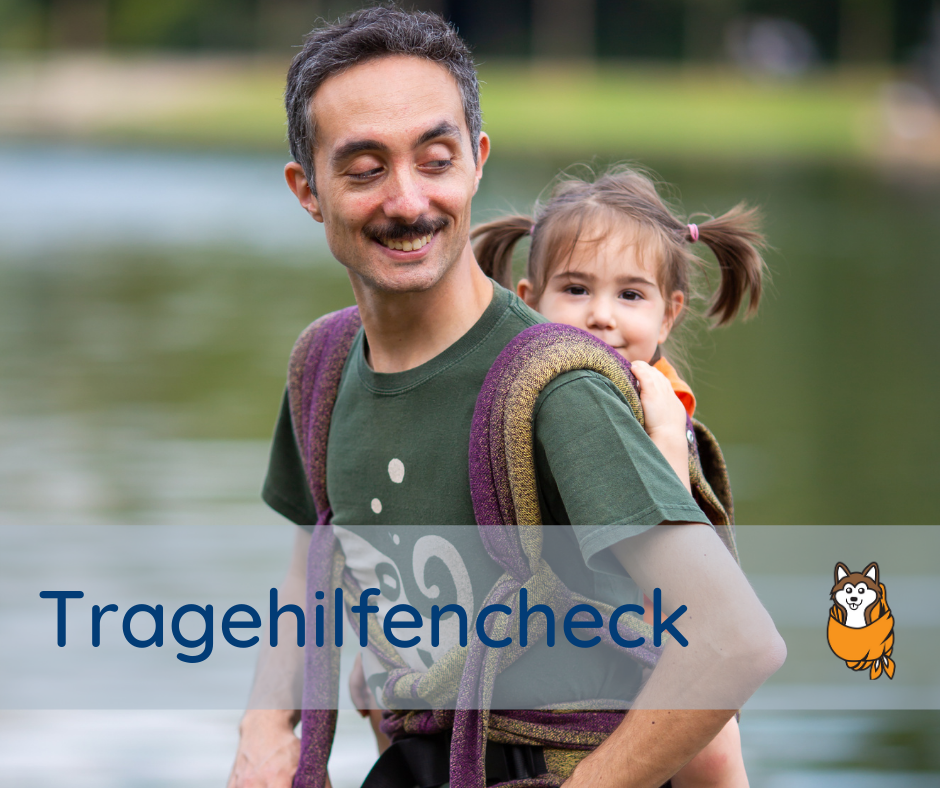 Kleinkind auf dem R&uuml;cken seines Faters.