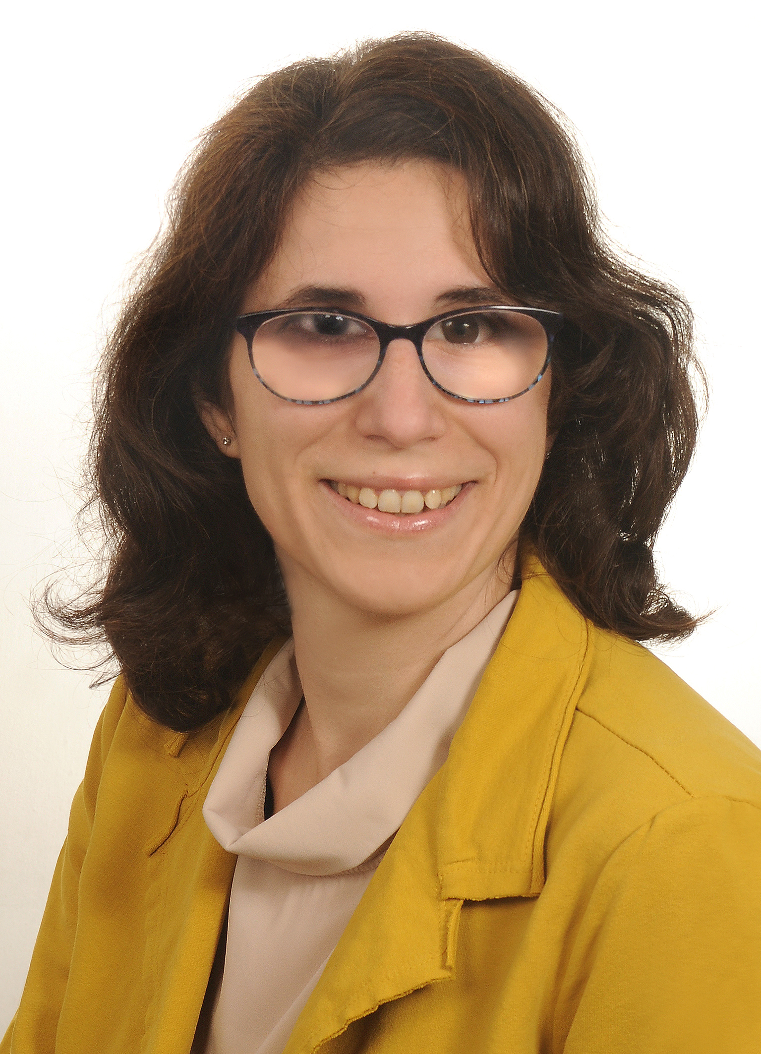 Eleonora mit einer gelben Jacke.