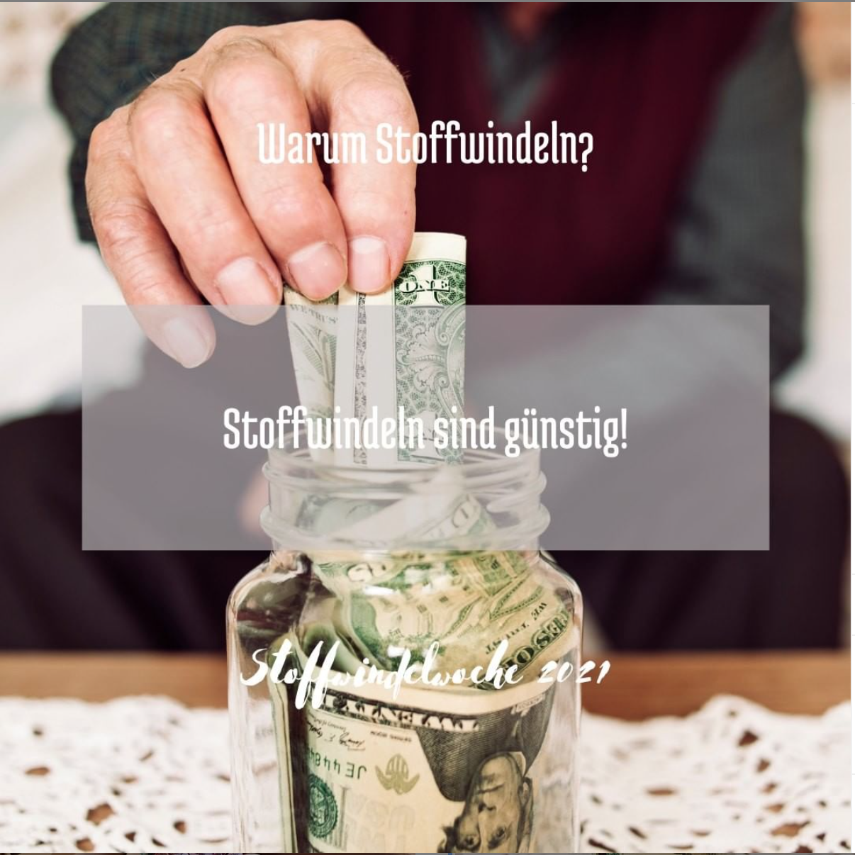 Eine Hand steckt Geld in einer Glasdose. Text: Warum Stoffwindeln? Stoffwindeln sind g&uuml;nstig! Stoffwindelwoche 2021/