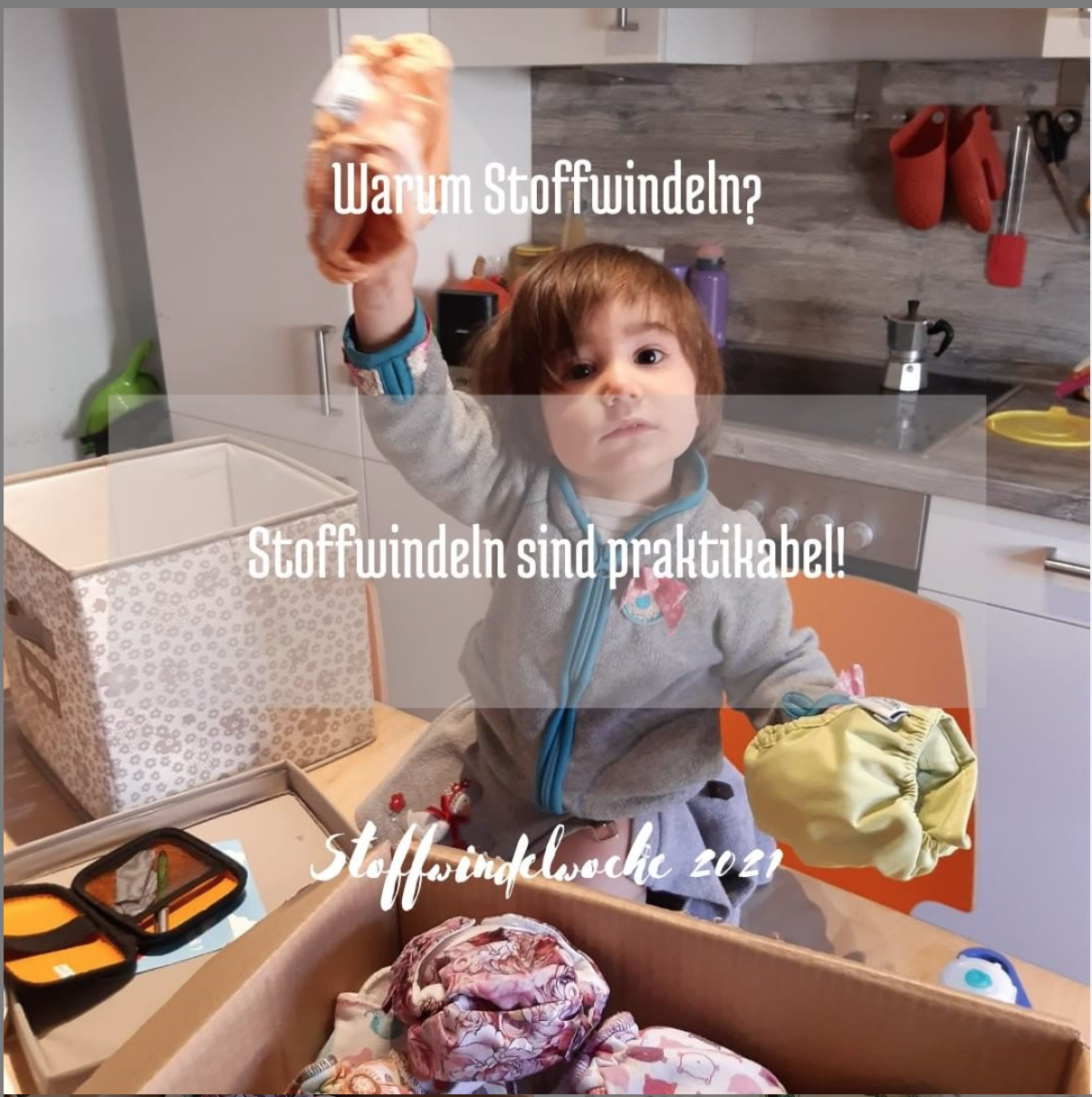 Ein Kleinkind spielt mit bunte Stoffwindeln. Text: Warum Stoffwindeln? Stoffwindeln sind praktikabel! Stoffwindelwoche 2021